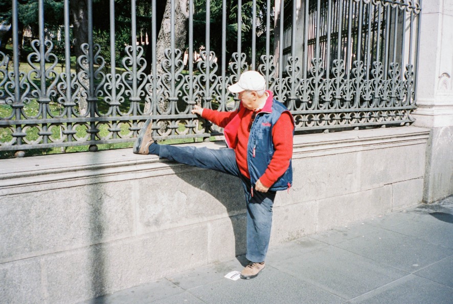 Persona mayor haciendo gimnasia y estiramientos Persona mayor haciendo gimnasia y estiramientos
