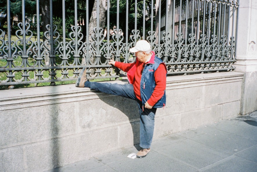 Persona mayor haciendo gimnasia y estiramientos