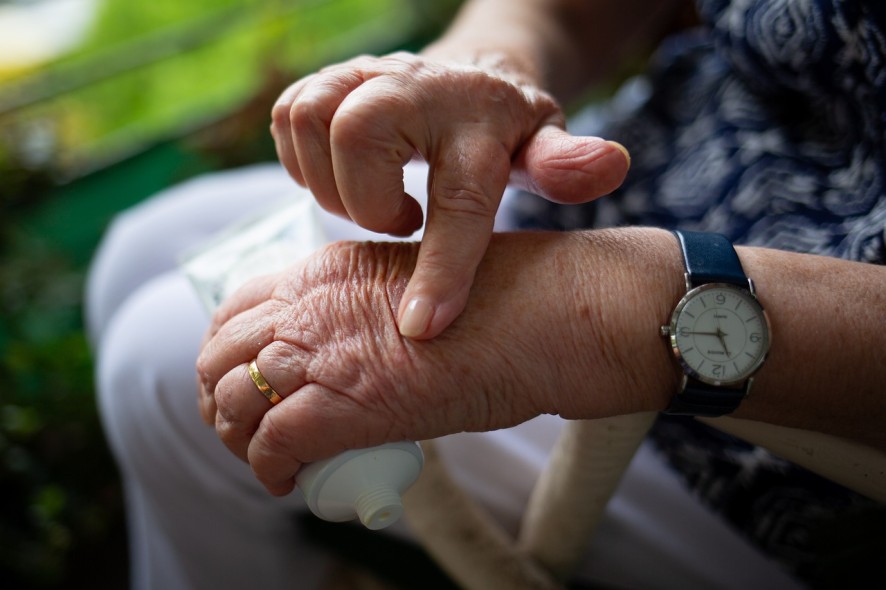 como hidratar la piel de los ancianos