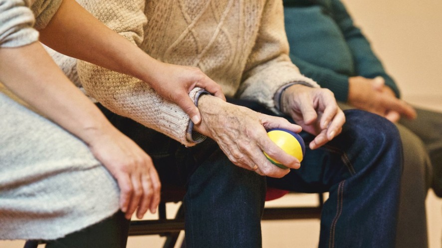 como hidratar la piel de los ancianos