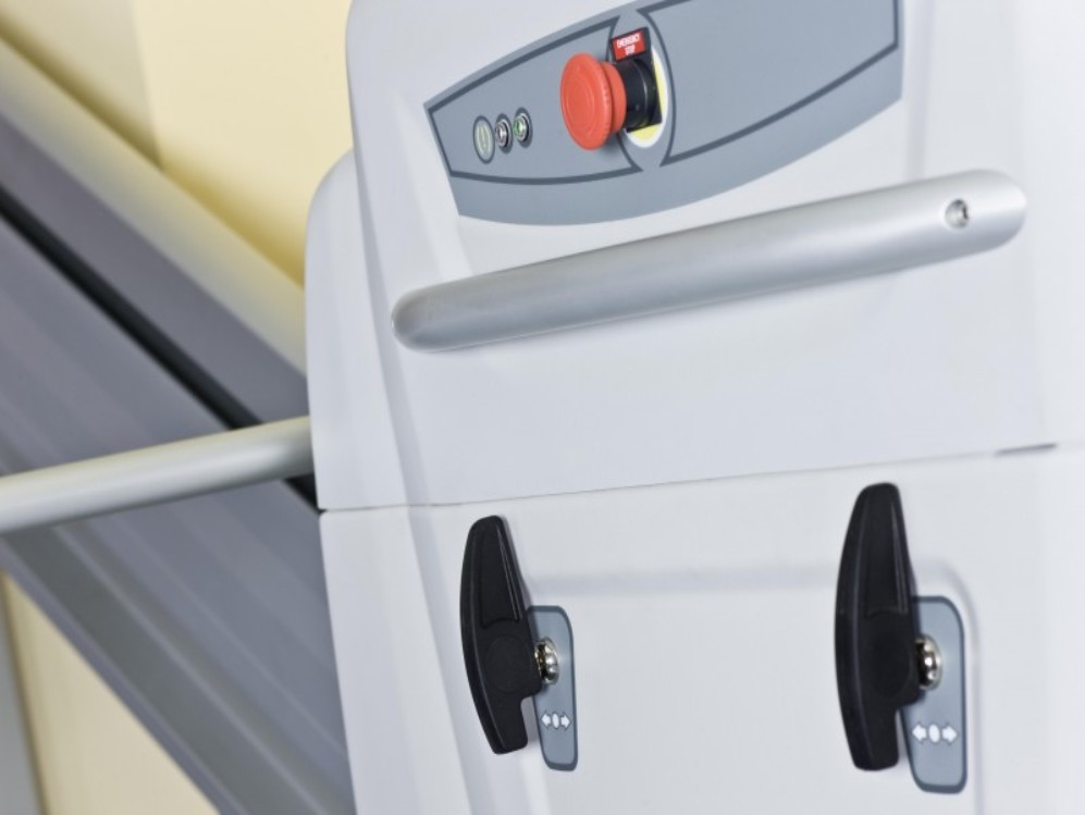 La plataforma salvaescaleras RPSP de TK Home Solutions lleva incorporados mandos ergonómicos para asegurar el control en todo momento. Seguridad y confort garantizados.