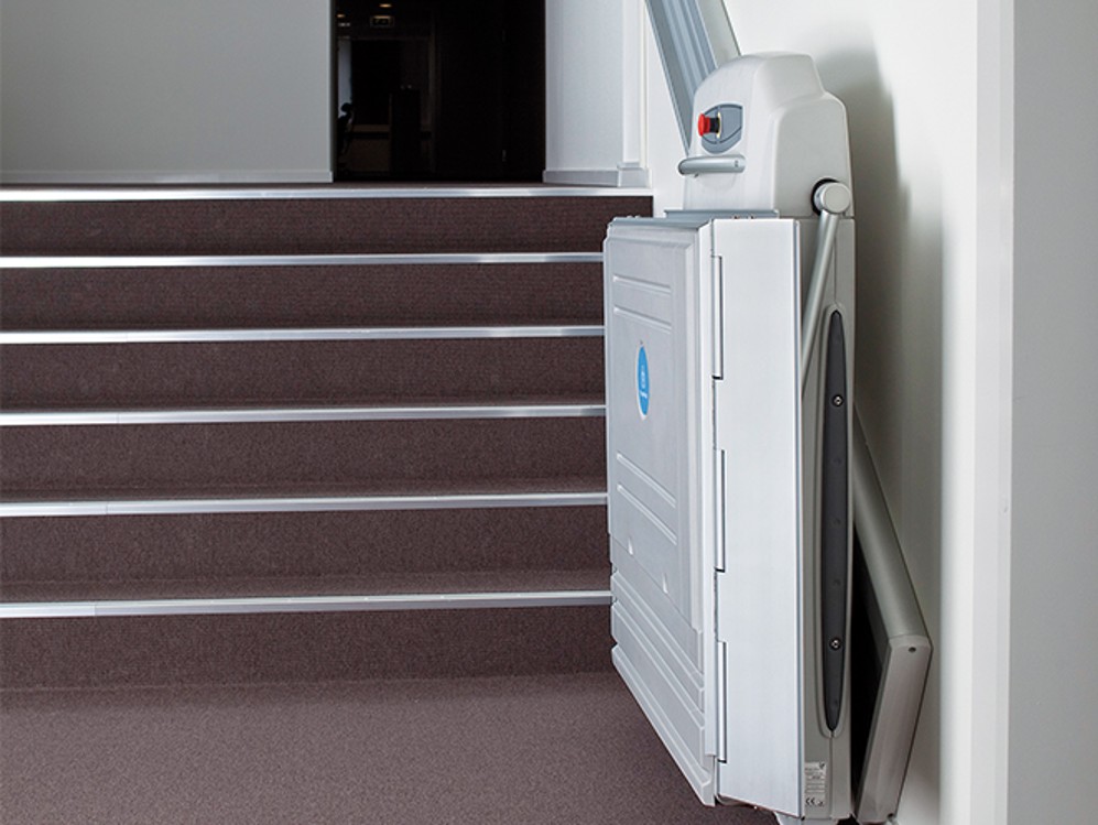 La plataforma sube escaleras de TK Home Solutions se pliega para dejar el paso libre a los usuarios de la escalera.
